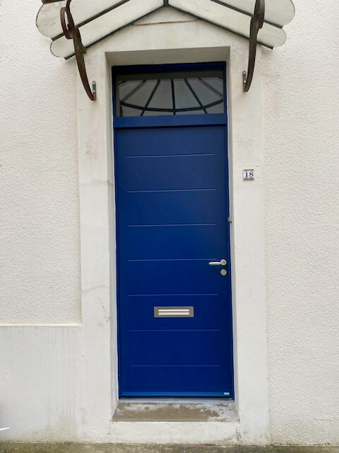 Pose de porte d'entrée à Niort par ASD Ouest Menuiserie